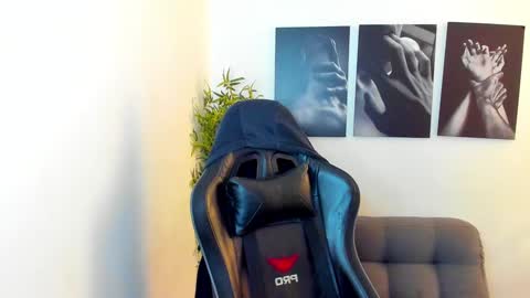 king_of_kings__ online show from February 1, 2025, 1:23 am