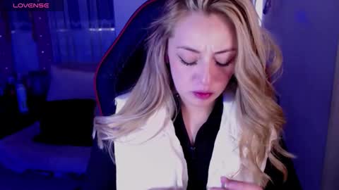 Snapshot of kinkydoll_ chatting on February 10, 2026, 7:40 pm Sara online show from February 10, 2026, 7:40 pm