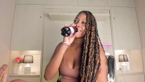 Snapshot of kiomarabaker chatting on March 10, 2026, 12:10 pm M A R A online show from March 10, 2026, 12:10 pm