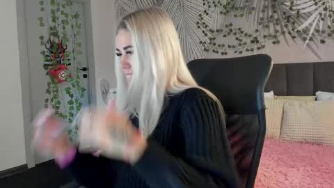 Kira online show from November 10, 2025, 1:37 am