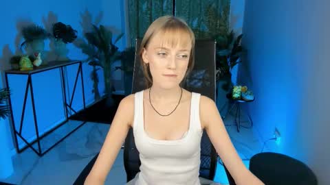 Kira online show from November 9, 2025, 5:44 pm