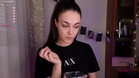 Kira cute online show from November 18, 2025, 9:30 pm