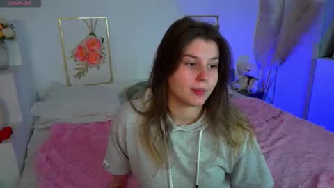 Snapshot of kirazephyr chatting on October 26, 2025, 6:52 am Kira online show from October 26, 2025, 6:52 am