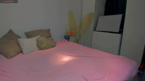 Snapshot of kirazephyr chatting on December 14, 2025, 6:41 am Kira online show from December 14, 2025, 6:41 am