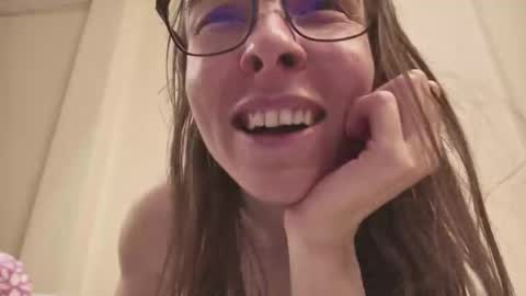 Snapshot of kiska_iriska chatting on February 19, 2025, 2:44 pm Wet Girl online show from February 19, 2025, 2:44 pm