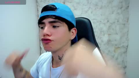 Snapshot of kiss_whitee chatting on December 21, 2025, 11:34 pm kiss_whitee online show from December 21, 2025, 11:34 pm