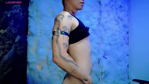 Snapshot of kiss_whitee chatting on February 4, 2026, 5:35 am kiss_whitee online show from February 4, 2026, 5:35 am