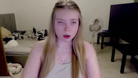 Snapshot of kitten_jenny01 chatting on November 19, 2025, 3:45 pm Jennyblonde and Emmabrunette online show from November 19, 2025, 3:45 pm