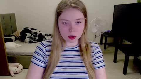 Snapshot of kitten_jenny01 chatting on November 21, 2025, 2:38 pm Jennyblonde and Emmabrunette online show from November 21, 2025, 2:38 pm