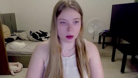 Snapshot of kitten_jenny01 chatting on November 25, 2025, 4:07 pm Jennyblonde and Emmabrunette online show from November 25, 2025, 4:07 pm