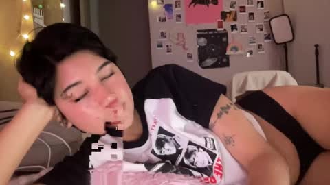 Snapshot of kittenmoon_ chatting on April 24, 2026, 2:25 am online show from April 24, 2026, 2:25 am