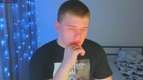 Snapshot of kittenmur chatting on November 24, 2025, 2:33 am Vlad online show from November 24, 2025, 2:33 am