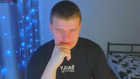 Snapshot of kittenmur chatting on November 26, 2025, 3:51 am Vlad online show from November 26, 2025, 3:51 am