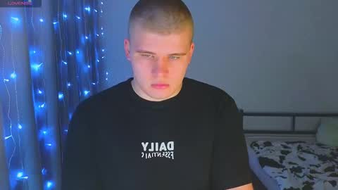 Snapshot of kittenmur chatting on December 3, 2025, 7:56 pm Vlad online show from December 3, 2025, 7:56 pm