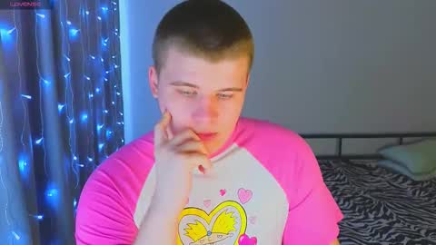 Snapshot of kittenmur chatting on December 21, 2025, 5:03 am Vlad online show from December 21, 2025, 5:03 am