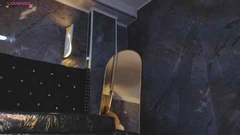 kitty_fox_b online show from October 21, 2025, 1:23 pm