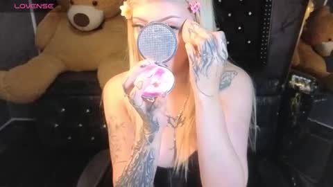 kitty_fox_b online show from January 13, 2026, 1:05 pm