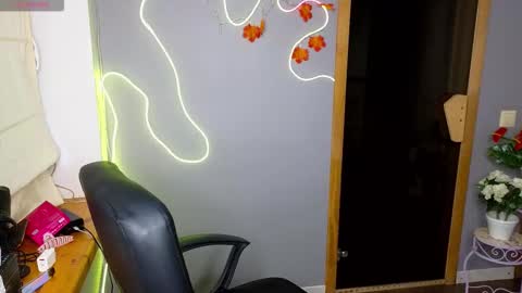 Snapshot of kitty_shenson chatting on November 16, 2025, 12:44 pm Kate online show from November 16, 2025, 12:44 pm