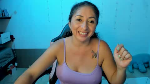 Snapshot of kitty_violet_ chatting on December 22, 2024, 5:23 am violet online show from December 22, 2024, 5:23 am