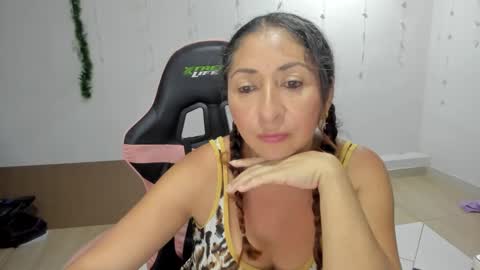 Snapshot of kitty_violet_ chatting on January 15, 2025, 5:50 am violet online show from January 15, 2025, 5:50 am