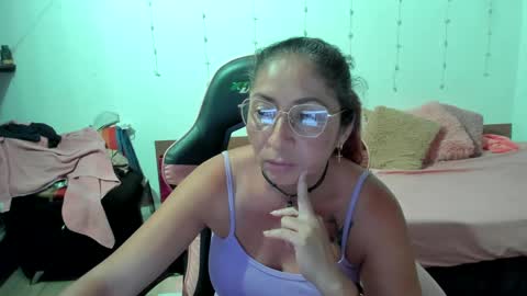 Snapshot of kitty_violet_ chatting on January 28, 2025, 5:54 am violet online show from January 28, 2025, 5:54 am