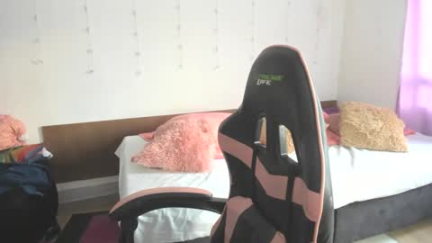 Snapshot of kitty_violet_ chatting on February 4, 2025, 10:45 pm violet online show from February 4, 2025, 10:45 pm