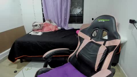 Snapshot of kitty_violet_ chatting on February 18, 2025, 5:53 am violet online show from February 18, 2025, 5:53 am