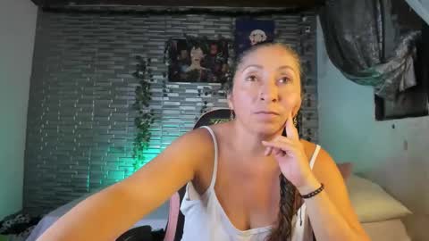Snapshot of kitty_violet_ chatting on October 21, 2025, 3:29 am violet online show from October 21, 2025, 3:29 am