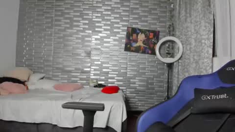 Snapshot of kitty_violet_ chatting on April 17, 2026, 11:19 pm violet online show from April 17, 2026, 11:19 pm