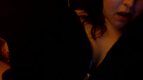kitty online show from November 27, 2025, 8:33 pm