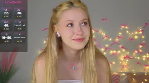 Snapshot of kittyloffe chatting on November 19, 2025, 3:39 am Monika online show from November 19, 2025, 3:39 am