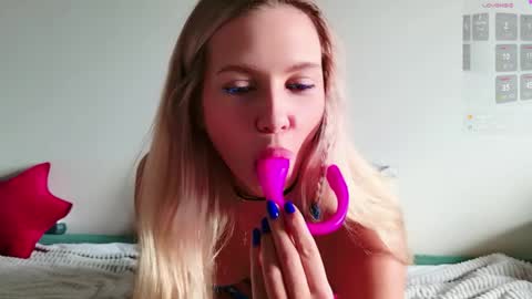 Snapshot of kittymiasofi chatting on April 11, 2026, 10:52 am kittymiumiu online show from April 11, 2026, 10:52 am