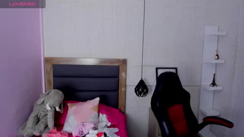  K I T T  Y  online show from January 21, 2025, 7:06 pm