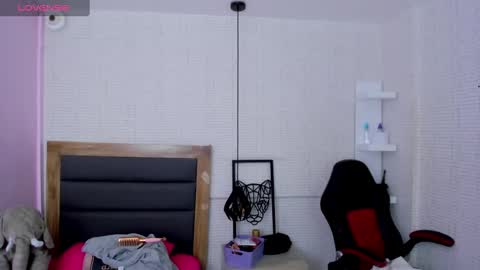  K I T T  Y  online show from February 19, 2025, 7:27 pm