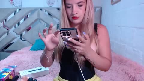 Snapshot of kittyzevee_ chatting on February 24, 2025, 12:20 am kittyzevee_ online show from February 24, 2025, 12:20 am