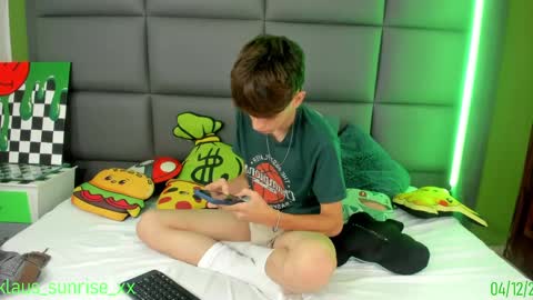 Snapshot of klaus_sunrise_xx chatting on December 4, 2024, 10:35 am KLAUS online show from December 4, 2024, 10:35 am