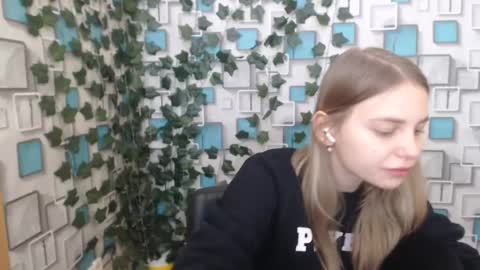 Snapshot of klerkarina chatting on February 19, 2025, 6:22 am klerkarina online show from February 19, 2025, 6:22 am