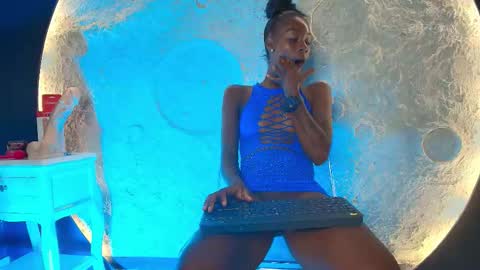 K L O E online show from September 18, 2025, 2:52 pm