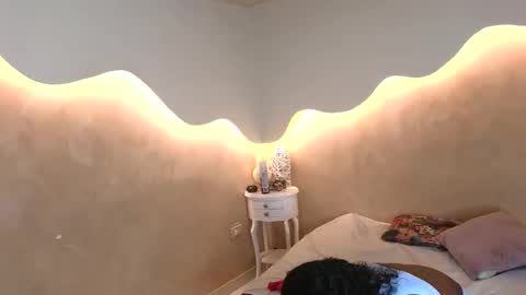 K L O E online show from September 25, 2025, 12:09 pm