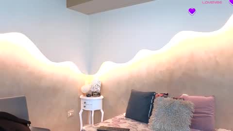 K L O E online show from October 23, 2025, 12:15 pm