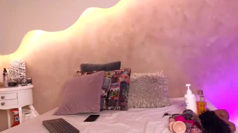 K L O E online show from November 5, 2025, 7:36 pm