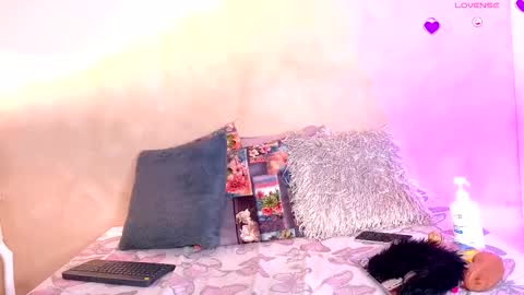 K L O E online show from November 10, 2025, 7:35 pm