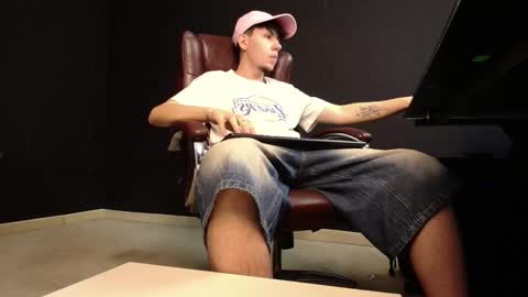 Snapshot of krewvaughn chatting on October 17, 2025, 10:18 am KrewVaughn online show from October 17, 2025, 10:18 am