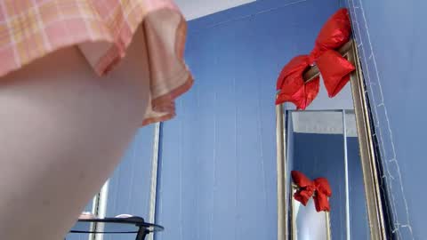 kriskras__ online show from February 9, 2026, 5:55 am