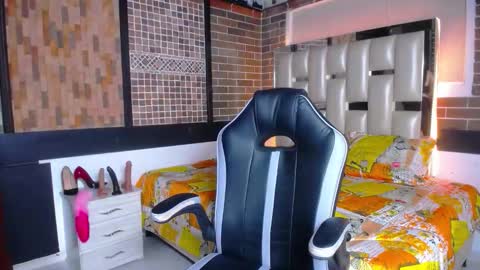 kriss_sweetboobs online show from September 16, 2025, 1:01 pm