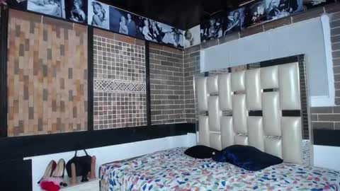 kriss_sweetboobs online show from September 28, 2025, 11:04 am