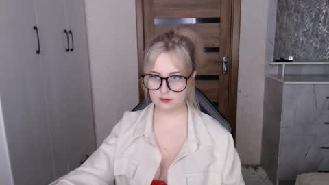 Snapshot of kristy_fran chatting on January 15, 2026, 10:13 pm Kristy online show from January 15, 2026, 10:13 pm