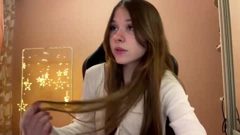 Snapshot of krystlehymel chatting on December 5, 2025, 9:51 am Alis online show from December 5, 2025, 9:51 am