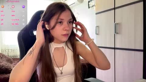 Snapshot of krystlehymel chatting on December 15, 2025, 10:52 am Alis online show from December 15, 2025, 10:52 am