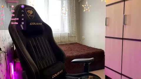 Snapshot of krystlehymel chatting on December 16, 2025, 10:42 am Alis online show from December 16, 2025, 10:42 am